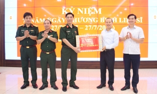 Phó Chủ tịch Thường trực UBND tỉnh Mai Sơn thăm, tặng quà Bệnh viện Quân y 110 và người có công 
