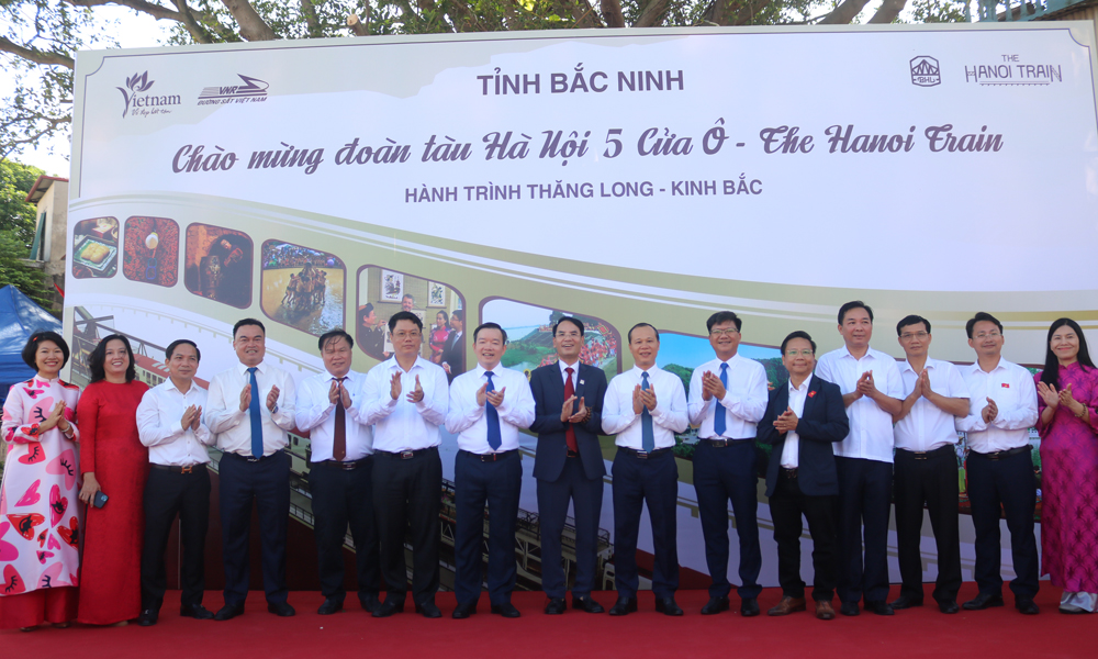  Phó Chủ tịch Thường trực UBND tỉnh Mai Sơn đón đoàn khách đầu tiên của tàu du lịch "Hà Nội 5 cửa ô" đến thăm Đền Đô