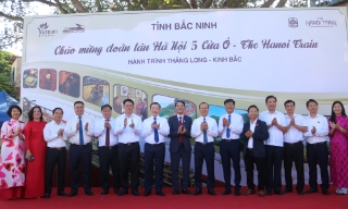Phó Chủ tịch Thường trực UBND tỉnh Mai Sơn đón đoàn khách đầu tiên của tàu du lịch "Hà Nội 5 cửa ô" đến thăm Đền Đô