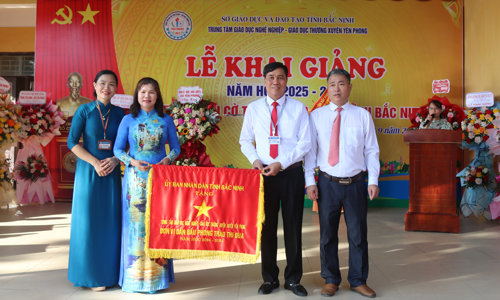  Trung tâm Giáo dục nghề nghiệp - Giáo dục thường xuyên Yên Phong đón nhận Cờ đơn vị dẫn đầu phong trào thi đua 