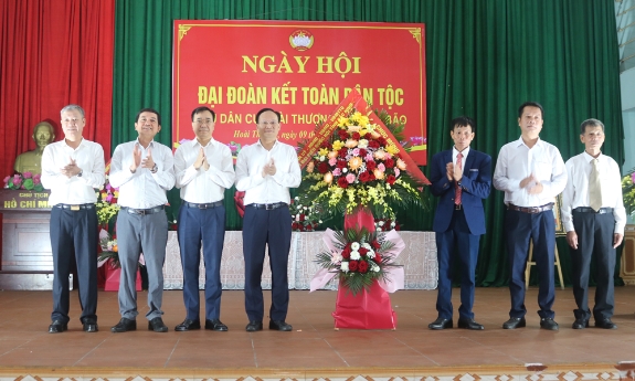 Phó Chủ tịch UBND tỉnh Phạm Văn Thịnh dự Ngày hội Đại đoàn kết toàn dân tại thôn Hoài Thượng (xã Liên Bão)