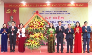 Phó Bí thư Thường trực Tỉnh ủy Nguyễn Thị Hương tri ân các nhà giáo tại Trường Trung học phổ thông Hàn Thuyên