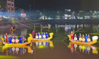  Diễn xướng Dân ca Quan họ trên thuyền tại Lễ hội trái cây tỉnh Bắc Ninh