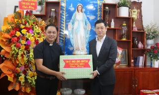 Phó Bí thư Tỉnh ủy Trần Huy Phương thăm, chúc mừng Giáo xứ Thiết Nham nhân dịp Lễ Giáng sinh 