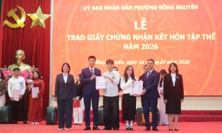 UBND phường Đồng Nguyên trao giấy Chứng nhận đăng ký kết hôn cho công dân