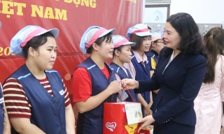 Phó Trưởng Đoàn đại biểu Quốc hội tỉnh Trần Thị Vân thăm, tặng quà Tết tại Công ty trách nhiệm hữu hạn  Em-Tech Việt Nam