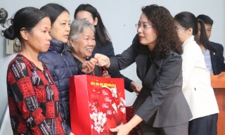 Phó Bí thư Thường trực Tỉnh ủy Nguyễn Thị Hương tặng quà Tết tại phường Vân Hà