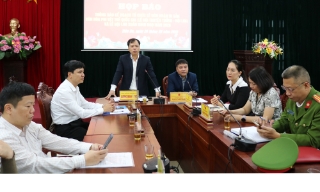 Bắn pháo hoa chào mừng Lễ công bố và đón nhận Di sản văn hóa phi vật thể quốc gia hội Lim