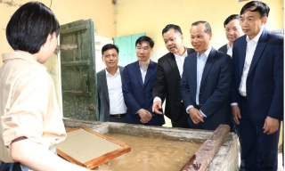 Phó Chủ tịch Thường trực UBND tỉnh Mai Sơn thăm một số cơ sở sản xuất giấy dó Đống Cao