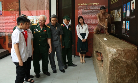 Trưng bày tư liệu, hiện vật về tấm gương chiến sĩ cách mạng bị địch bắt tù đày trong kháng chiến chống Mỹ