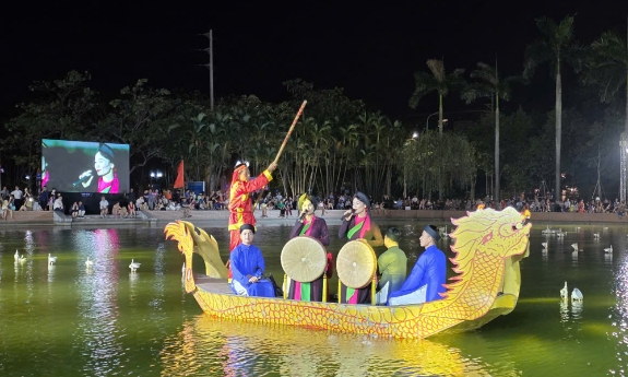 Diễn xướng Dân ca Quan họ Bắc Ninh trên thuyền tại hồ Nguyên Phi Ỷ Lan
