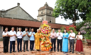 Chủ tịch UBND tỉnh Bắc Ninh Phạm Hoàng Sơn chúc mừng chức sắc Phật giáo nhân Đại lễ Phật đản 