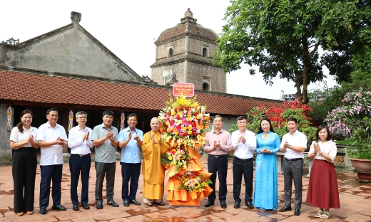 Chủ tịch UBND tỉnh Bắc Ninh Phạm Hoàng Sơn chúc mừng chức sắc Phật giáo nhân Đại lễ Phật đản 
