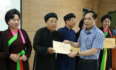  Trao chứng nhận bồi dưỡng truyền dạy Dân ca Quan họ Bắc Ninh