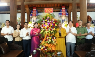 Phó Chủ tịch Thường trực HĐND tỉnh Trần Thị Hằng thăm, tặng quà nhân Đại lễ Vu Lan tại chùa Hàm Long