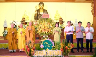 Phó Chủ tịch Thường trực HĐND tỉnh Trần Thị Hằng dự lễ Vu Lan tại chùa Đại Thành