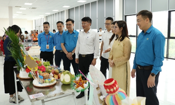 Chương trình "Trăng sáng đoàn viên - Gắn kết yêu thương" tại Lingyi Việt Nam 