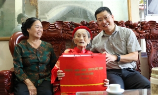 Phó Bí thư Thành ủy Trần Huy Phương thăm, tặng quà người cao tuổi tại phường Võ Cường và Bệnh viện Sản Nhi Bắc Ninh số 2
