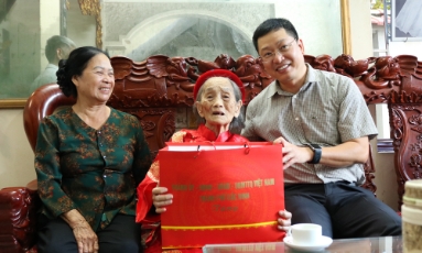  Phó Bí thư Thành ủy Trần Huy Phương thăm, tặng quà người cao tuổi tại phường Võ Cường và Bệnh viện Sản Nhi Bắc Ninh số 2