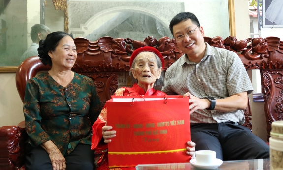 Phó Bí thư Thành ủy Trần Huy Phương thăm, tặng quà người cao tuổi tại phường Võ Cường và Bệnh viện Sản Nhi Bắc Ninh số 2