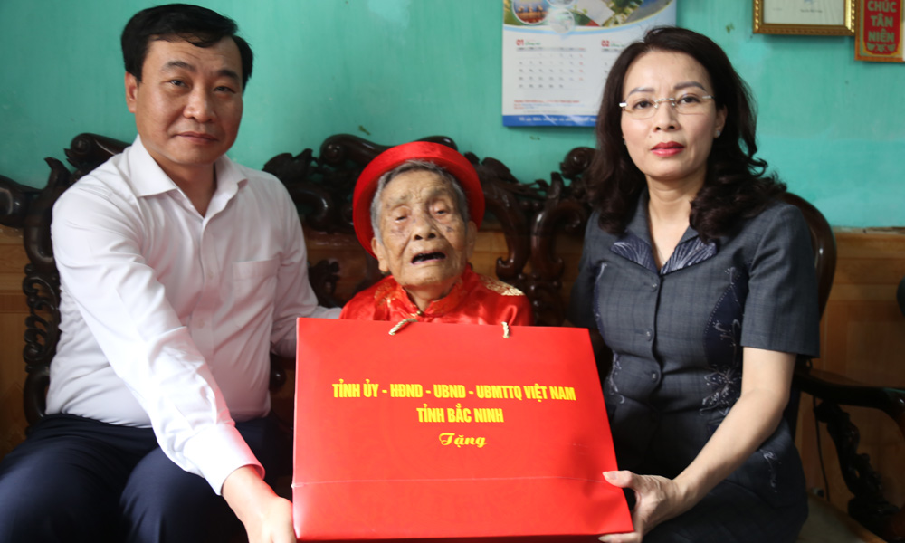  Phó Bí thư Thường trực Tỉnh ủy Nguyễn Thị Hương thăm, tặng quà gia đình người có công