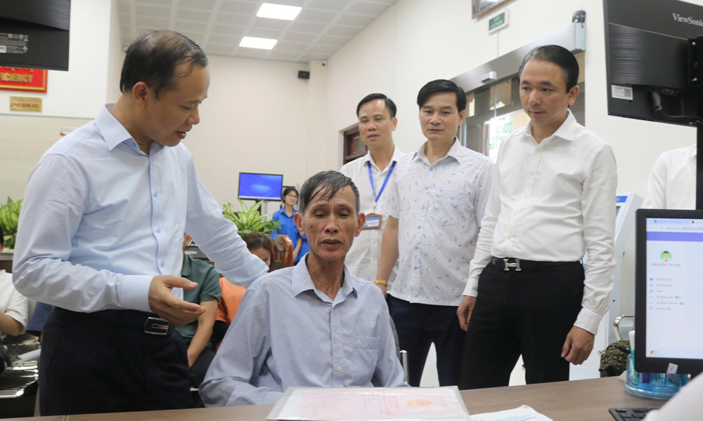 Phó Chủ tịch Thường trực UBND tỉnh Mai Sơn thăm, khảo sát Trung tâm Phục vụ hành chính công phường Nam Sơn