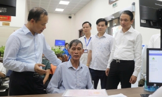 Phó Chủ tịch Thường trực UBND tỉnh Mai Sơn thăm, khảo sát Trung tâm Phục vụ hành chính công phường Nam Sơn