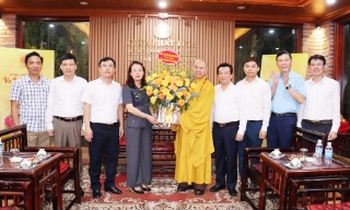 Phó Bí thư Thường trực Tỉnh ủy Nguyễn Thị Hương thăm, tặng quà nhân lễ Vu Lan 