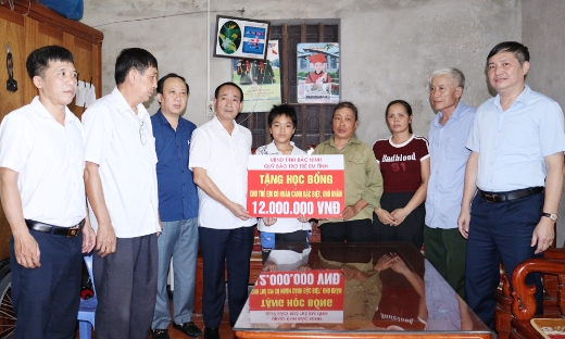 Trao học bổng cho trẻ em có hoàn cảnh đặc biệt