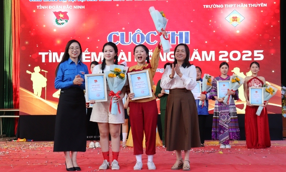 Bắc Ninh: Hàng nghìn học sinh tham gia chương trình Thanh niên thượng tôn pháp luật và cuộc thi Tìm kiếm tài năng