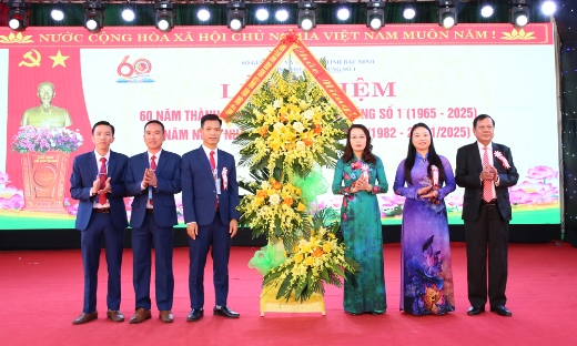 Phó Bí thư Thường trực Tỉnh ủy Nguyễn Thị Hương dự Lễ Kỷ niệm 60 năm Ngày thành lập Trường Trung học phổ thông Yên Dũng số 1 