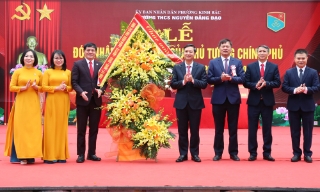 Chủ tịch HĐND tỉnh Nguyễn Việt Oanh dự Lễ kỷ niệm Ngày Nhà giáo Việt Nam tại Trường Trung học cơ sở Nguyễn Đăng Đạo (phường Kinh Bắc)