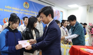 Phó Chủ tịch HĐND tỉnh Nguyễn Anh Tuấn tặng quà Tết công nhân hoàn cảnh khó khăn