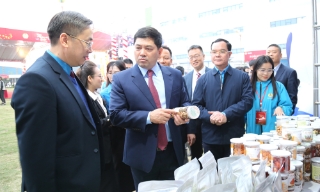 Lãnh đạo Tổng Liên đoàn Lao động Việt  Nam và lãnh đạo tỉnh Bắc Ninh dự chương trình “Tết sum vầy - Xuân ơn Đảng” 