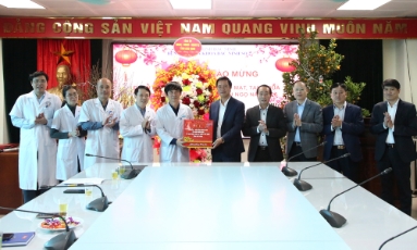  Phó Chủ tịch UBND tỉnh Lê Xuân Lợi chúc Tết cơ sở y tế và đơn vị bảo trợ xã hội