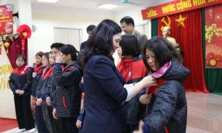 Phó trưởng Đoàn Đại biểu Quốc hội tỉnh Trần Thị Vân tặng quà Tết Trung tâm Giáo dục chuyên biệt và Bảo trợ xã hội tỉnh