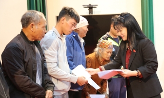 Tặng quà Tết 79 gia đình có hoàn cảnh khó khăn tại xã Lâm Thao