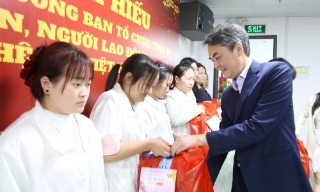 Trưởng Ban Tổ chức Tỉnh ủy Vũ Minh Hiếu tặng quà, chúc Tết đoàn viên Công đoàn, người lao động khó khăn