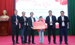 Quỹ Bảo trợ trẻ em tỉnh tặng quà Tết trẻ em có hoàn cảnh khó khăn 