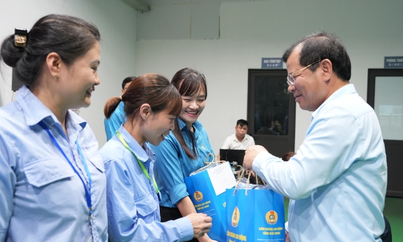 Thăm, tặng quà người lao động Công ty Yamashita Việt Nam