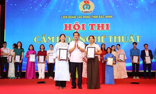 Công đoàn phường Kinh Bắc và Tân Dĩnh đoạt giải Nhất Hội thi cắm hoa nghệ thuật 