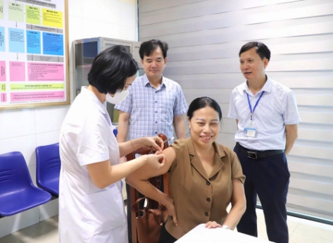  Tiêm vắc-xin cúm, phế cầu cho hơn 400 cán bộ thuộc Ban Thường vụ Tỉnh ủy quản lý