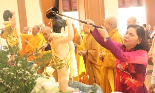 Phó Chủ tịch Thường trực HĐND tỉnh Bắc Ninh Trần Thị Hằng dự Đại lễ Phật đản  tại chùa Đại Thành