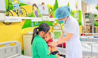 Bắc Ninh: Kịp thời nội soi gắp chùm chìa khóa trong dạ dày bé trai 30 tháng tuổi