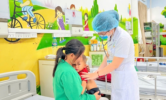 Bắc Ninh: Kịp thời nội soi gắp chùm chìa khóa trong dạ dày bé trai 30 tháng tuổi