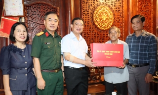 Trưởng Ban Nội chính Tỉnh ủy Bắc Ninh thăm, tặng quà người có công tại xã Văn Môn