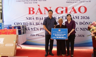 Phó Bí thư Tỉnh ủy Trần Huy Phương dự bàn giao nhà "Đại đoàn kết" cho hộ đặc biệt khó khăn tại xã Yên Phong