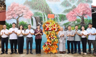 Chủ tịch Ủy ban MTTQ tỉnh Nguyễn Thị Hà thăm, chúc mừng Ni trưởng Thích Đàm Thuấn nhân lễ Vu Lan