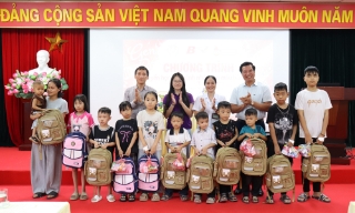 Trao 330 suất quà tới bệnh nhi tan máu bẩm sinh và trẻ chuyên biệt