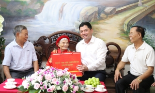 Bí thư Thành ủy Bắc Ninh Nguyễn Hồng Thái thăm, tặng quà người cao tuổi và trẻ em đặc biệt tại phường Hạp Lĩnh
